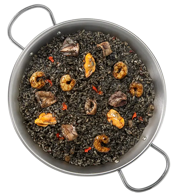 Arroz negro hecho con leña