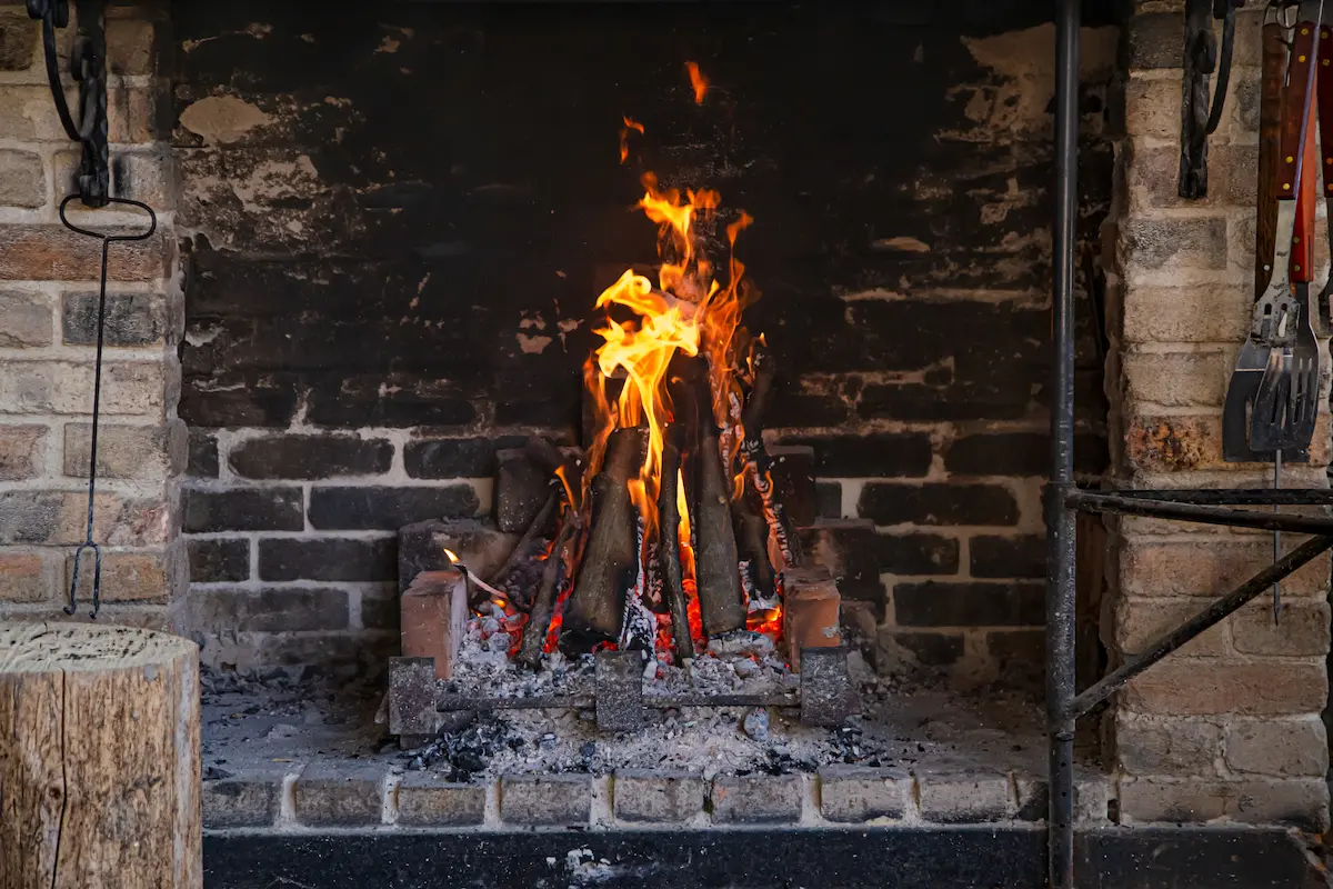 como apagar una chimenea de leña